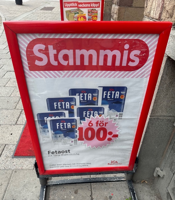 Skylt med rabatt endast vid köp av sex ostar