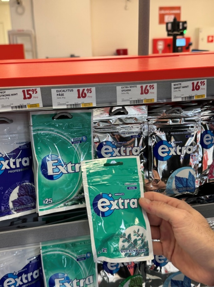 Tuggummi på hyllan i olika förpackningsstorlekar